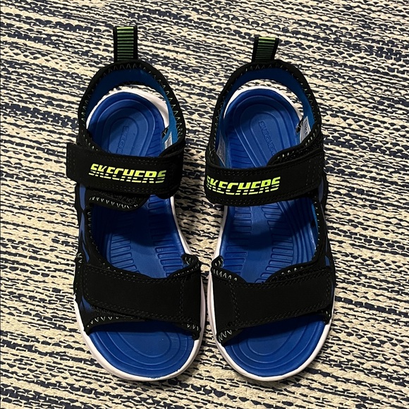 Skechers Kids Black and Blue Sandals Size 1 NWOT - Picture 1 of 5